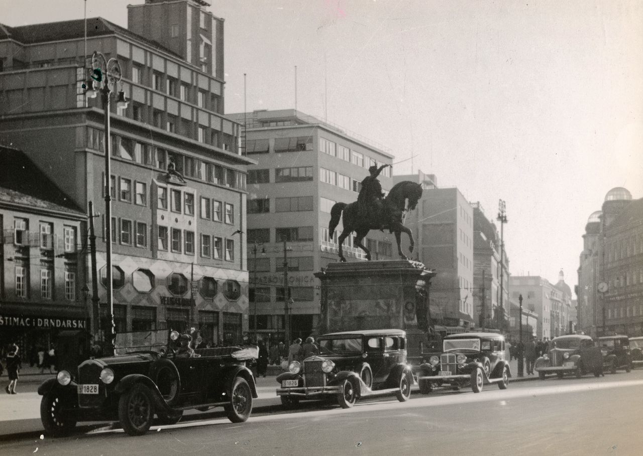 Trg bana Jelačića oko 1940. godine, spomenik